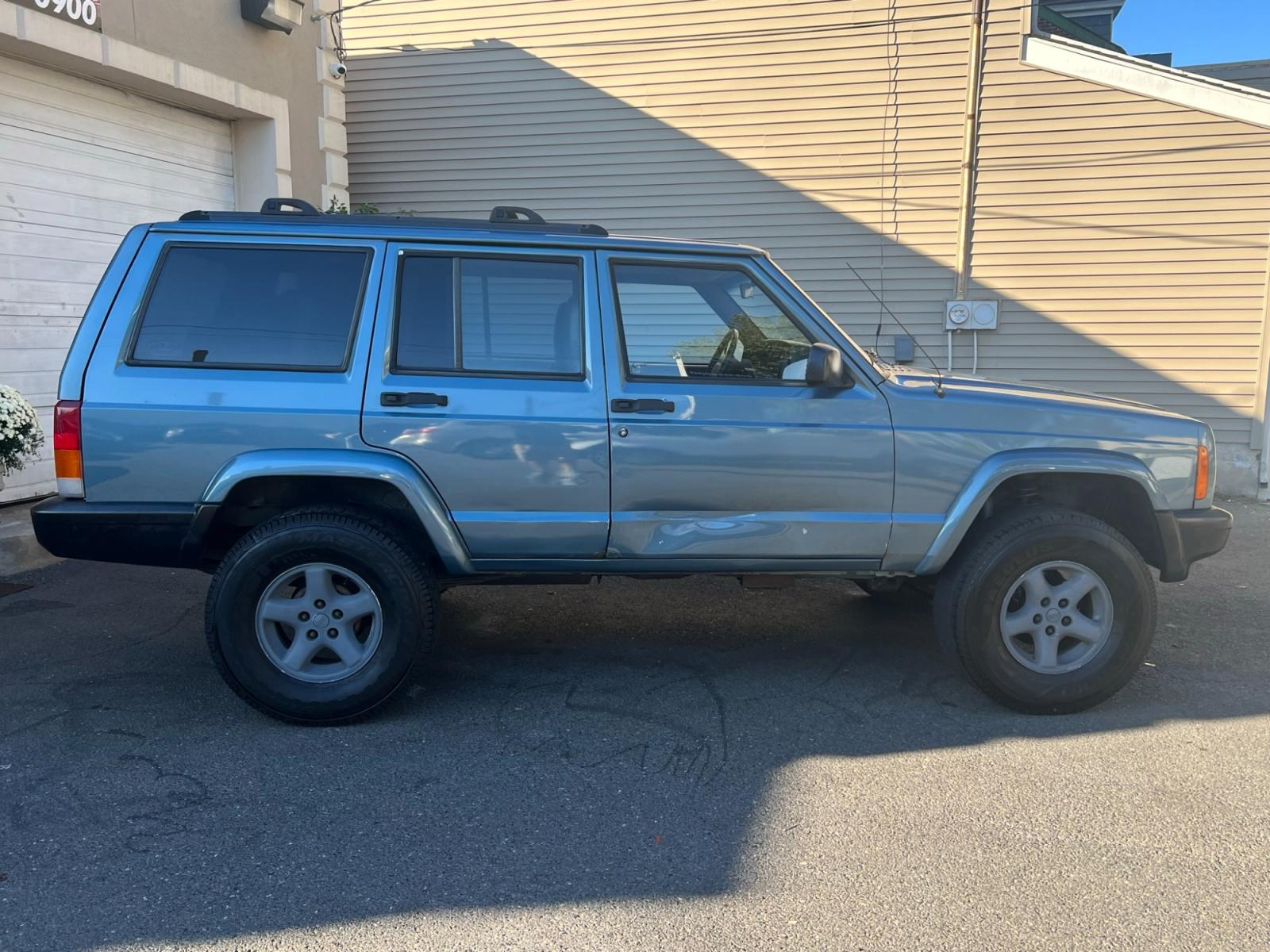 1999 Blue Jeep Cherokee (1J4FF68SXXL) with an 6 cyl. 4.0 engine, located at 1018 Brunswick Ave, Trenton, NJ, 08638, (609) 989-0900, 40.240086, -74.748085 - Photo #7